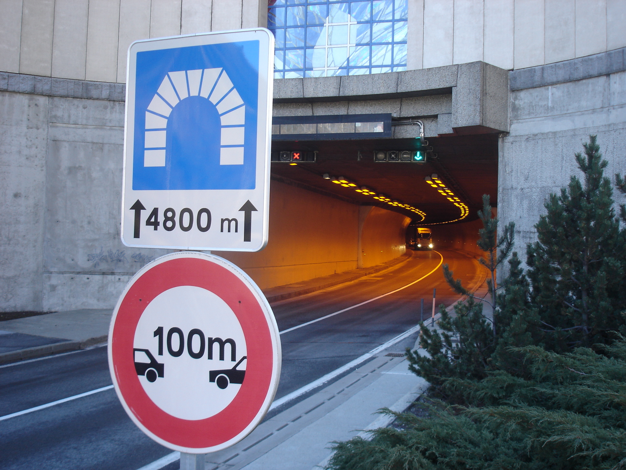 Fig. 2: Señales en una boca de túnel que indican la longitud y la distancia que debe mantenerse entre los vehículos.